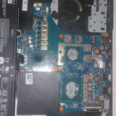 לוח אם של מחשב נייד עם רכיבים אלקטרוניים גלויים