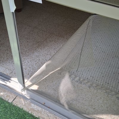 רשת חלון עם תיקון זמני בעזרת נייר דבק