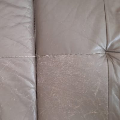 ריפוד עור חום עם תפרים וקמטים