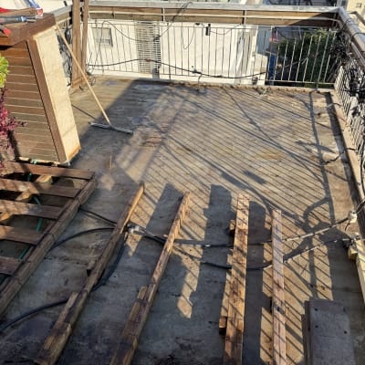 עבודות איטום על גג עם קרשים וכלים