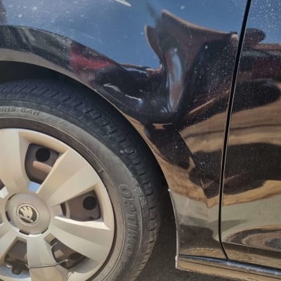 פגוש רכב שחור עם שריטות ושקע