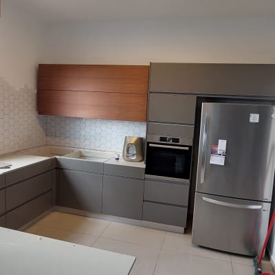 מטבח מודרני עם ארונות אפורים ומקרר נירוסטה