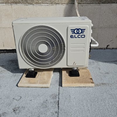 יחידת מיזוג אוויר חיצונית על גג עם לוגו אלקו