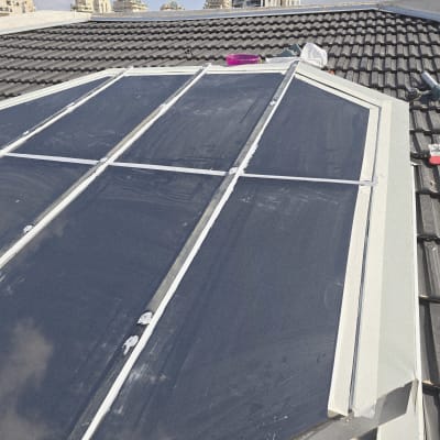 פאנלים סולאריים על גג עם חומרי איטום