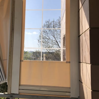 סוכך בד בהיר עם מסגרת מתכתית