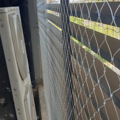 רשת למניעת כניסת יונים ליד מזגן