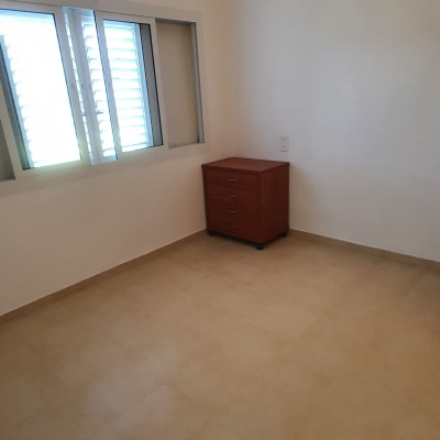 חדר ריק עם רצפה נקייה ותאורה עליונה