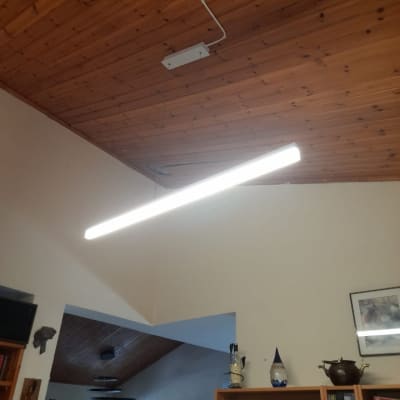 תאורת פלורסנט תלויה מהתקרה עם חוט חשמל