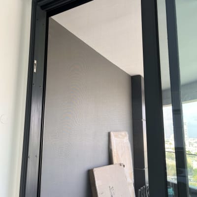 דלת הזזה במרפסת