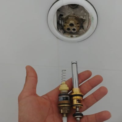 יד מחזיקה חלקי ברז ומנגנון קפיץ