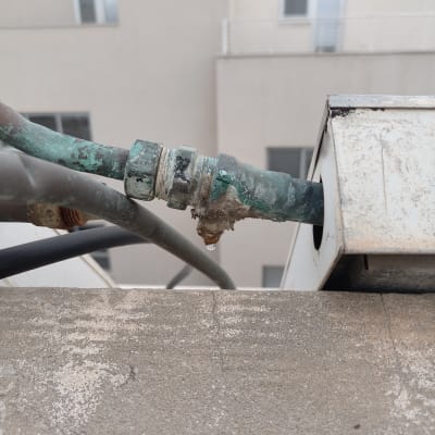 צינור מים עם נזילה וחלודה על חיבור מתכת