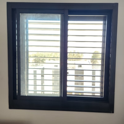 חלון אלומיניום עם תריסים אופקיים