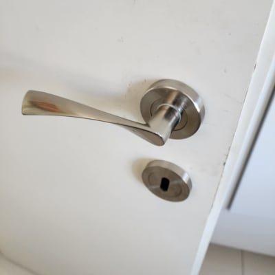 ידית דלת מתכתית עם חור מנעול