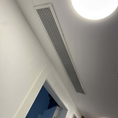 פתח אוורור של מערכת מיזוג אוויר בתקרה