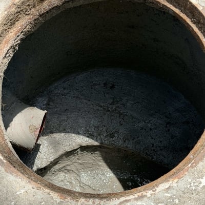 פתח ביוב עם צינור בטון חשוף