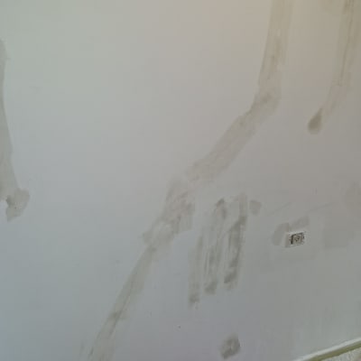 קיר עם תיקוני שפכטל לפני צביעה