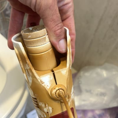 יד מחזיקה אקדח סיליקון עם שפופרת סיליקון