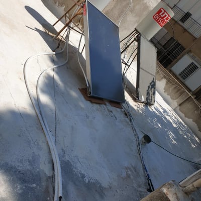 דוד שמש עם קולטים וצינורות על גג