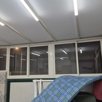 מצלמת אבטחה מותקנת בפינת תקרה בחדר מואר