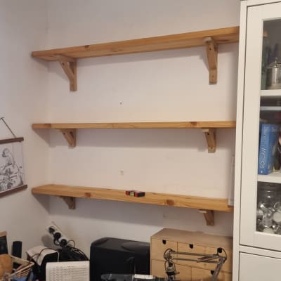 מדפים מעץ עם כלי עבודה על שולחן