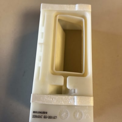 חלק פלסטיק לבן עם מספרים מודפסים