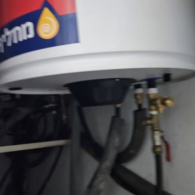 דוד שמש עם צינורות ומחברים מתכתיים