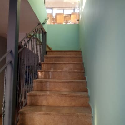 קיר צבוע בצבע ירוק בהיר ליד מדרגות