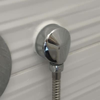 חיבור צינור מתכת לקיר בחדר אמבטיה