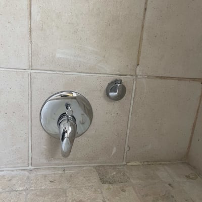 ברז מים מותקן על קיר אריחים