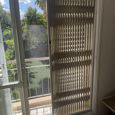 תריס אלומיניום מתקפל על דלת זכוכית