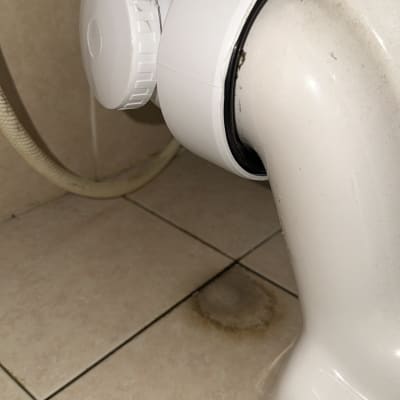 חיבור צנרת ניקוז של אסלה באמצעות מחבר פלסטיק עם אטם גומי