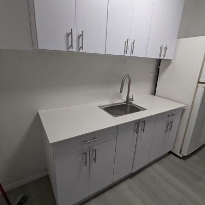 ארונות מטבח לבנים עם כיור וברז מותקנים