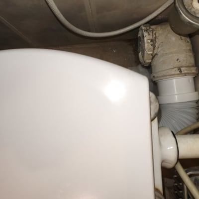 חלקים של מערכת אינסטלציה בשירותים