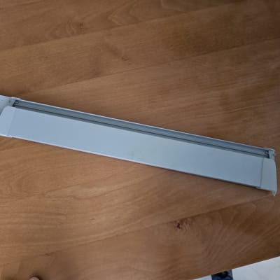 חלק מתכת על שולחן עץ, כנראה חלק נגרות