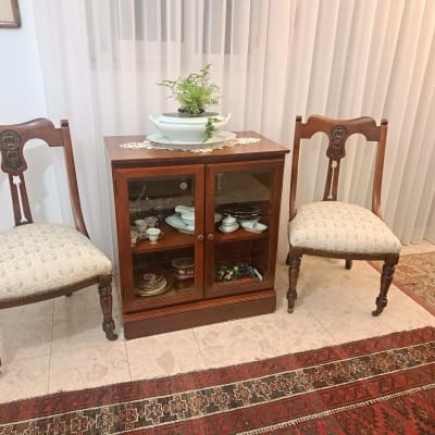 תמונה של רהיטים ישנים עם כיסאות וארון