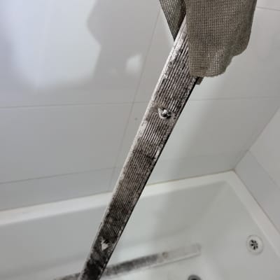 ניקוי מסנן מזגן עם מטלית