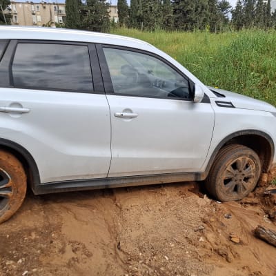 רכב תקוע בבוץ בשטח פתוח