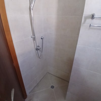 מקלחת חדשה עם אריחים ומקלחת יד
