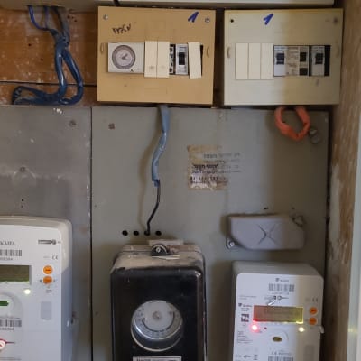 לוח חשמל עם מפסקים וחוטים חשמליים