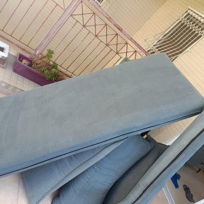 כריות ספה מונחות לייבוש לאחר ניקוי