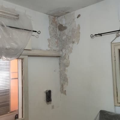 קיר מתקלף עם תיקוני טיח בחדר