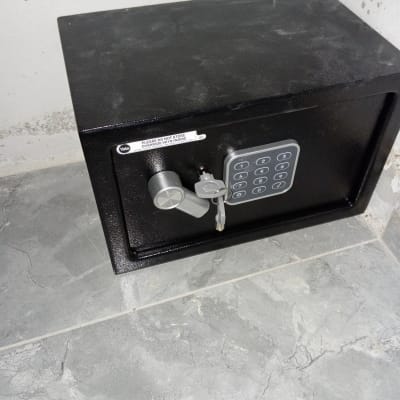 כספת עם לוח מקשים ומנעול מפתח