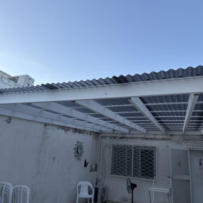 גג עץ עם קירוי פלסטיק בחצר