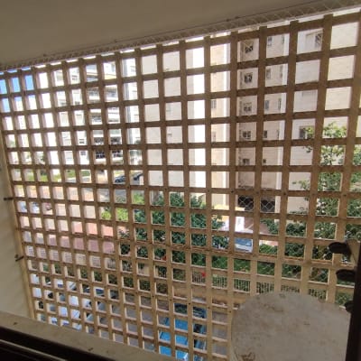 רשת למניעת כניסת יונים במרפסת בניין