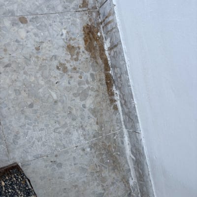 רצפה מלוכלכת עם כתמים בפינה