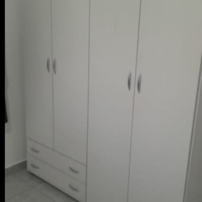 ארון בגדים לבן עם דלתות ומגירות