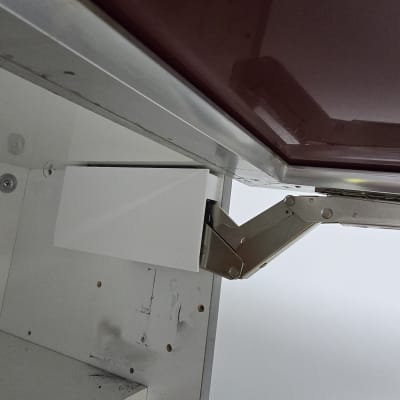 ציר מתכת בארון מטבח