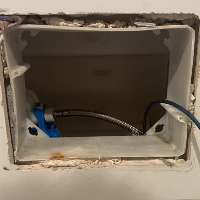 תיבת חיבורים עם צינור מתכת וכבל כחול