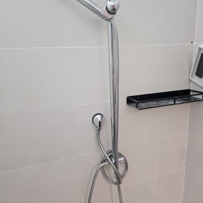 ראש מקלחת וכיור בחדר אמבטיה