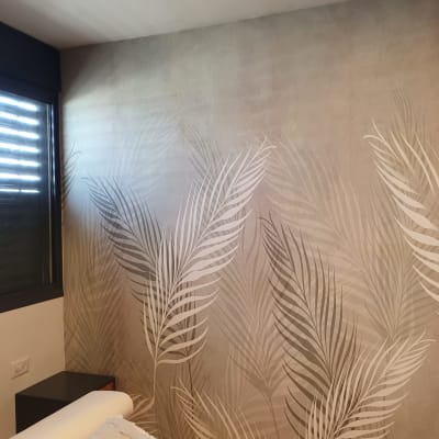 טפט עלים דקורטיבי על קיר חדר